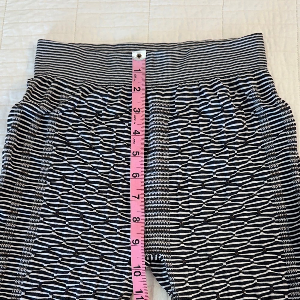 Urban Mango O/S Patterned Tight Black Stripe EUC - Picture 4 of 5